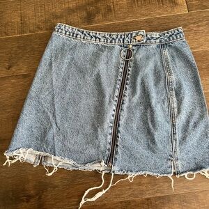 Full zipper in front. Adorable, denim skirt.